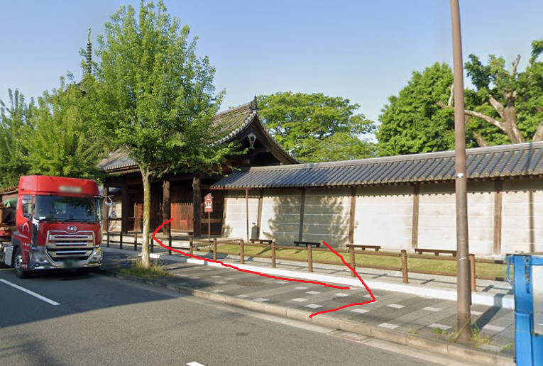 東寺の東大門から出て、左方向に進みます。