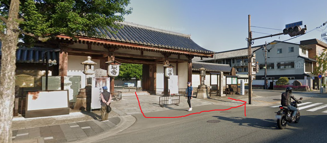 東寺の東門から出て、左折します。