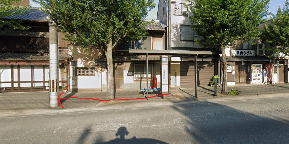 東寺東門前バス停に着いたら、南方向に進みます。南方向は、バスの進行方向の反対側になります。