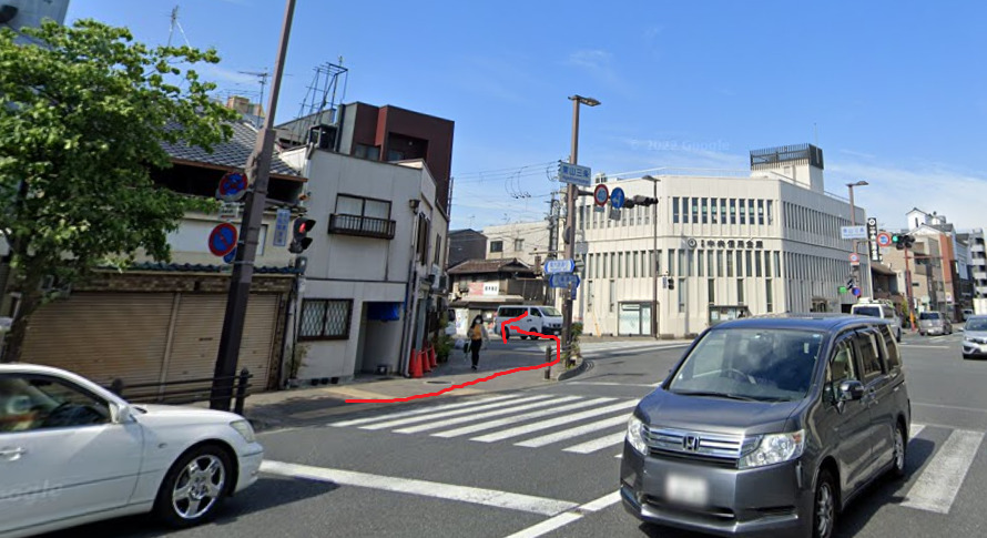 東山三条バス停に着いたら、西方向に進みます。西方向は、バスの進行方向になります。