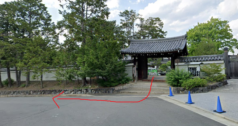 東福寺の六波羅門から出て、右方向に進みます。