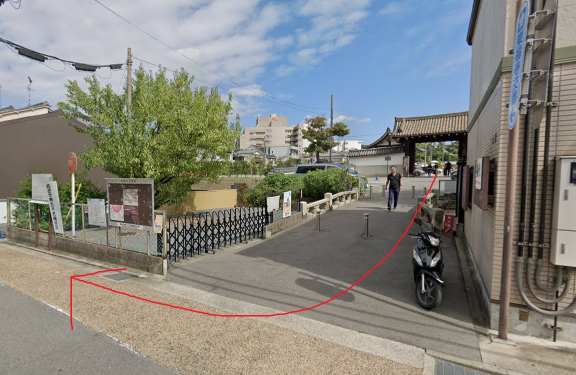 東福寺の北門から出て、右方向に進みます。