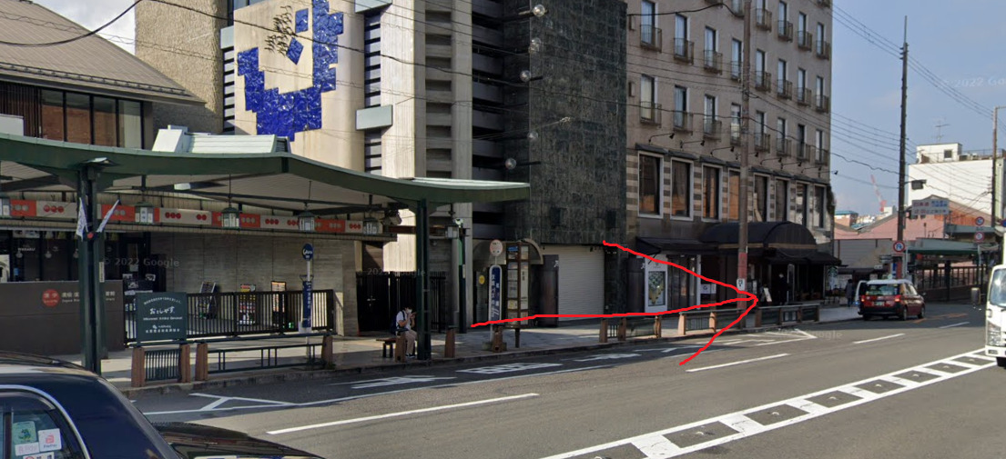 祇園バス停に着いたら、西方向に進みます。西方向は、バスの進行方向になります。