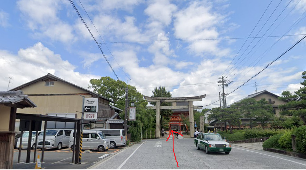 突き当りに、八坂神社が見えます。