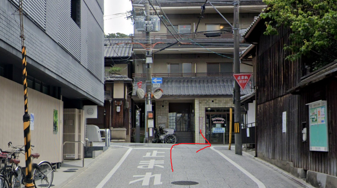 突き当りを右折します。