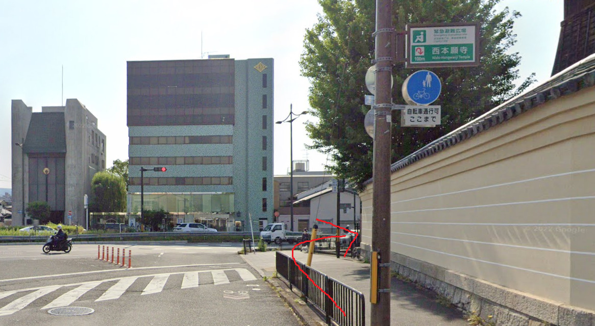 突き当りを右折します。