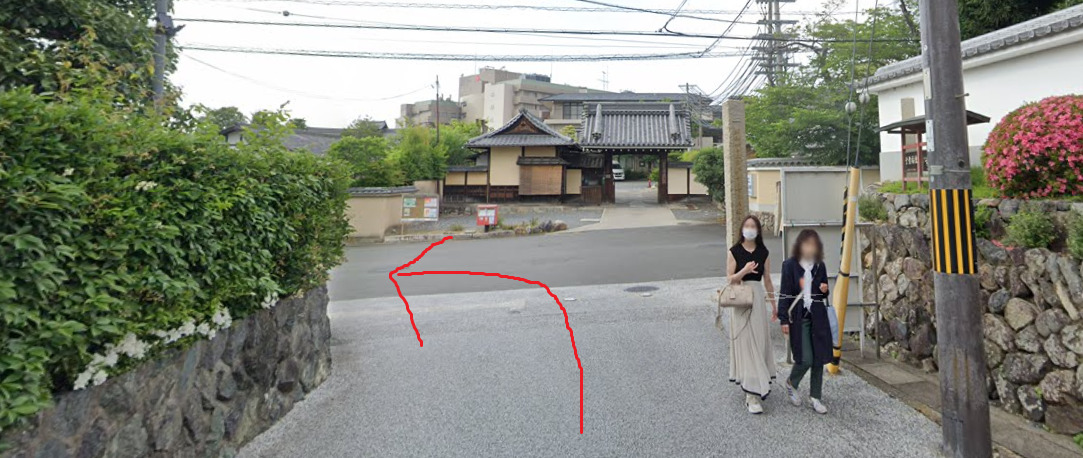 突き当りを左折します。