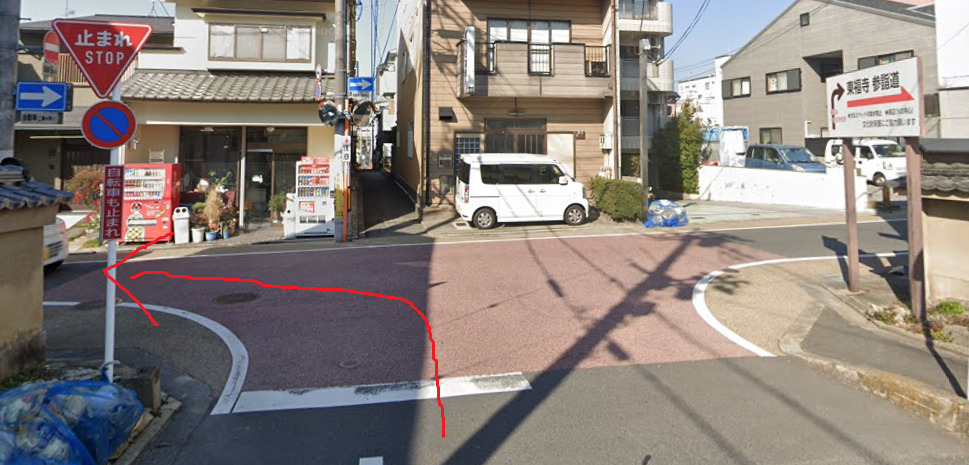 突き当りを左折します。