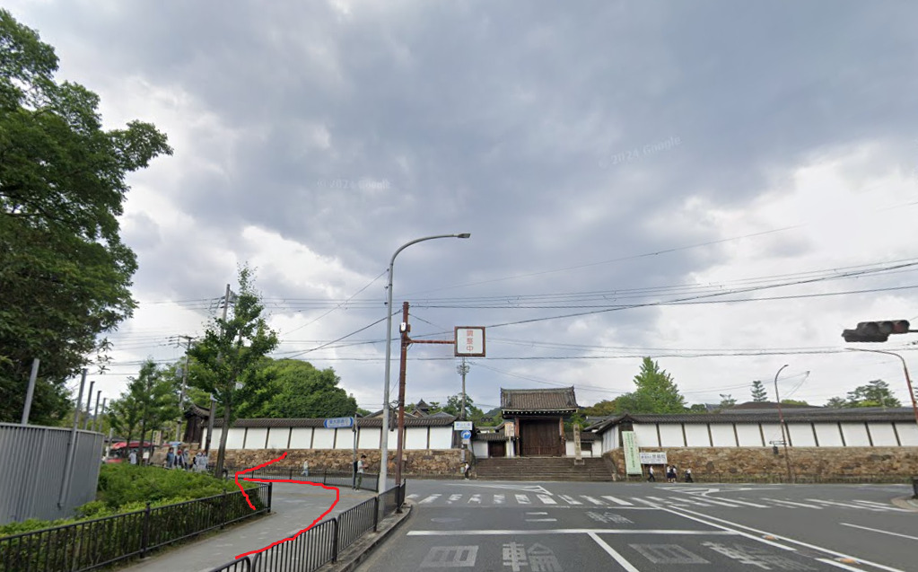 突き当りを左折します。