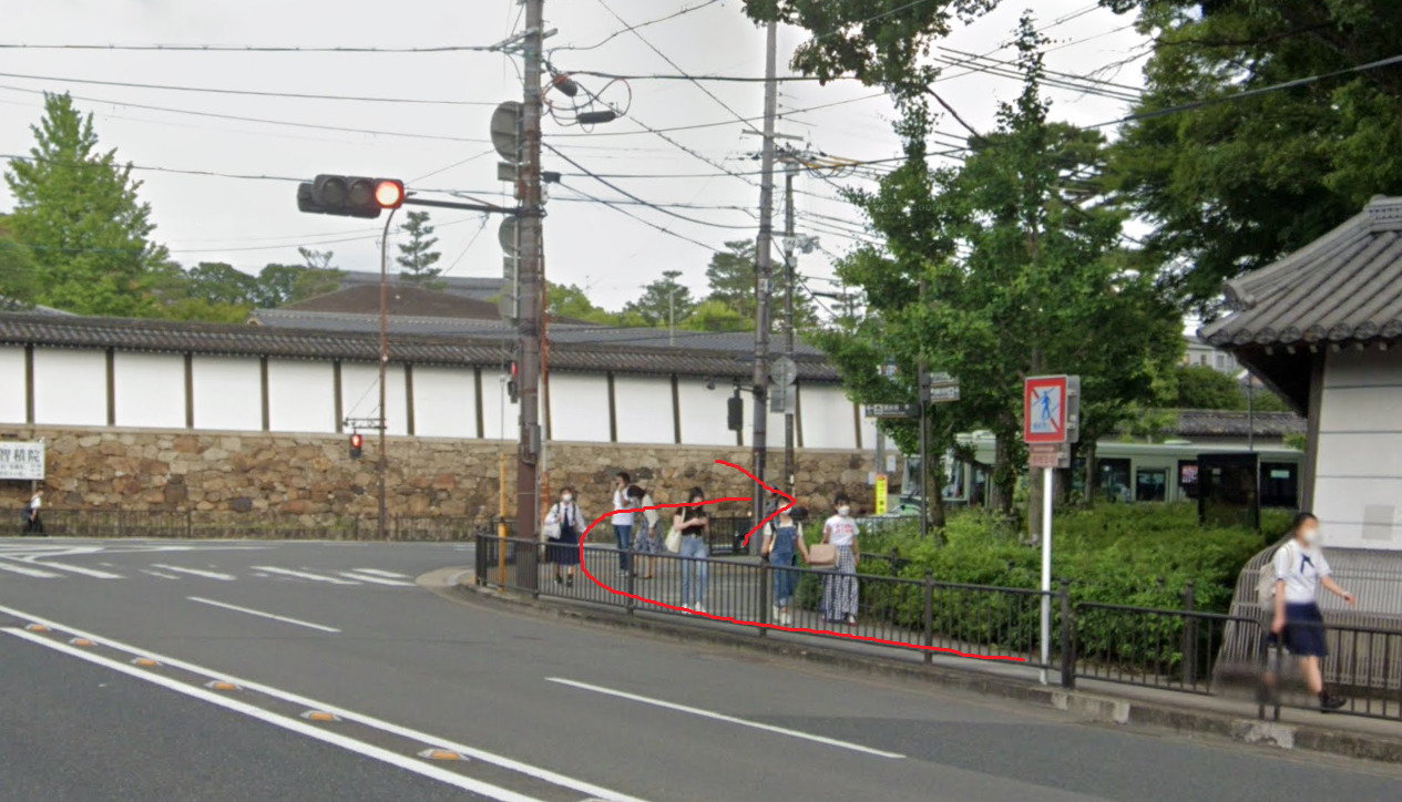 約100ｍ先の突き当りの信号を右折します。