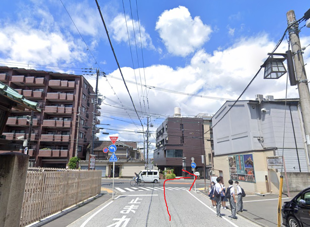 約100ｍ先の突き当りを右折します。