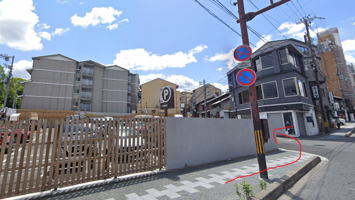 約100ｍ先を左折します。