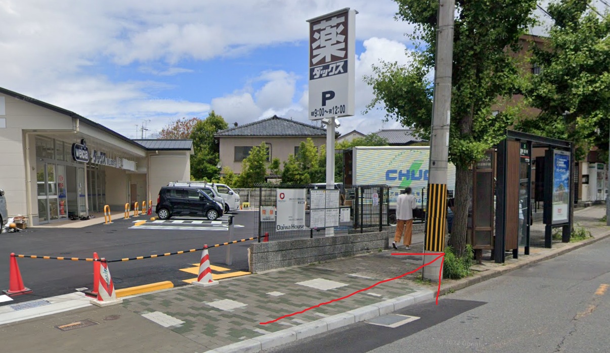 約100ｍ行くと、左側に東福寺バス停が見えてきます。