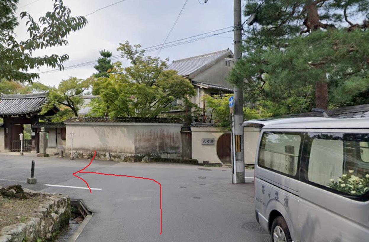 約150ｍ行くと、突き当りますので左折します。