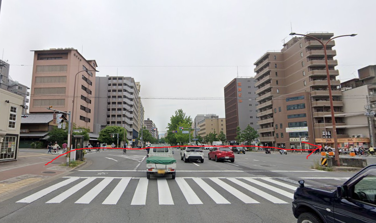 約200ｍ先の二つ目の信号を、横断歩道を渡ってから右折します。