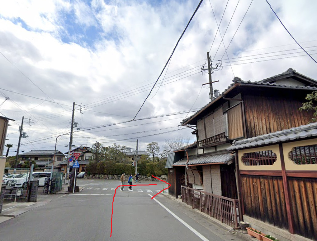 約300ｍほど行くと、突き当りますので、右折します。