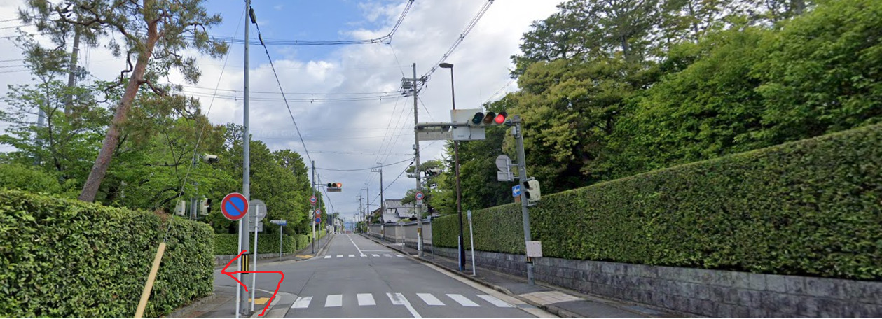 約500ｍ先の信号を左折します。