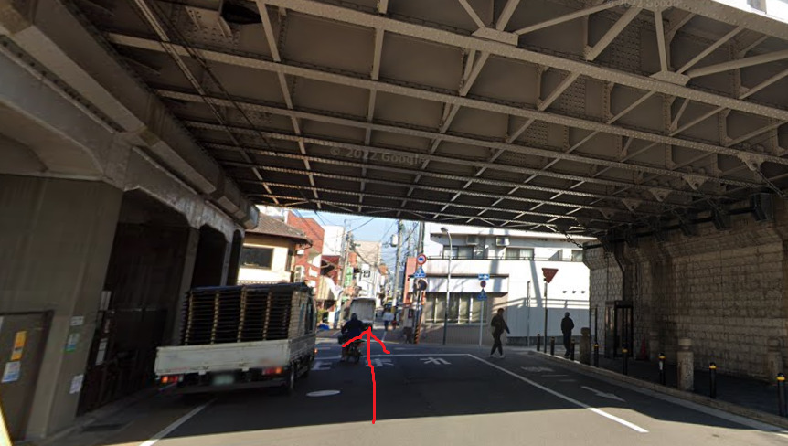 約50ｍ行くと、高架があるので、高架を抜けて真っすぐ進みます。
