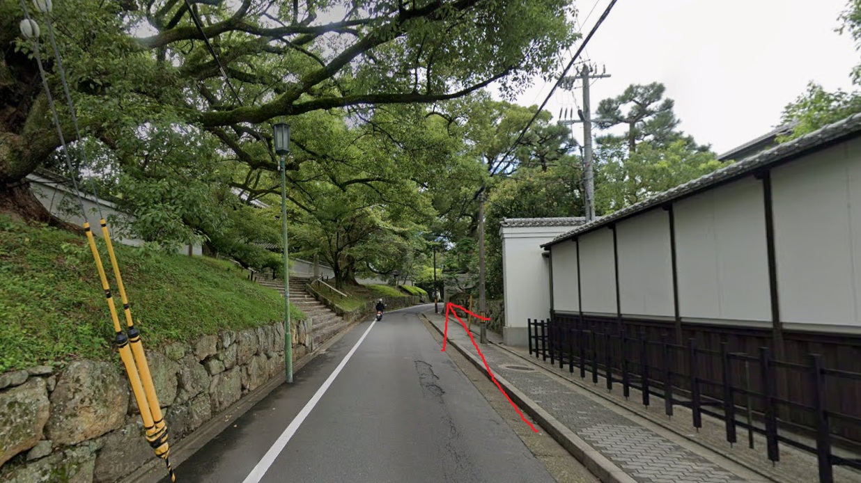 青蓮院門跡が見えてきますが直進します。