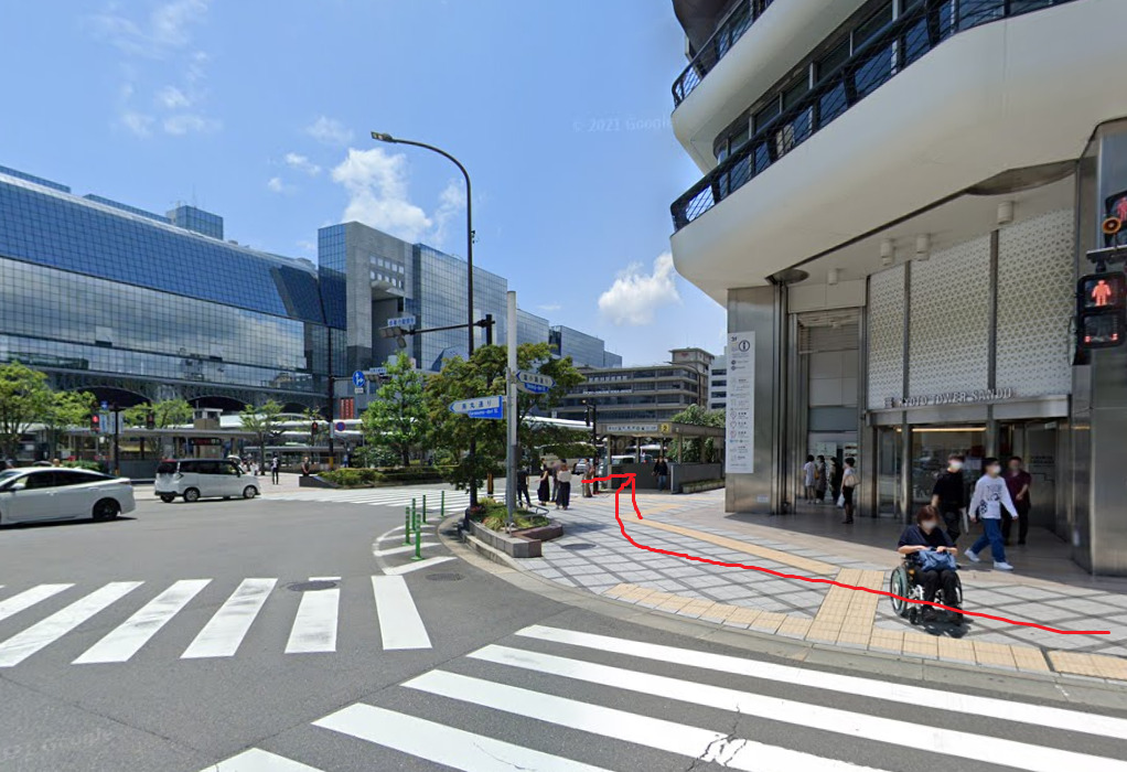 JR京都駅に突き当たりますので、その手前を右折して、地下鉄の2番入口を降ります。