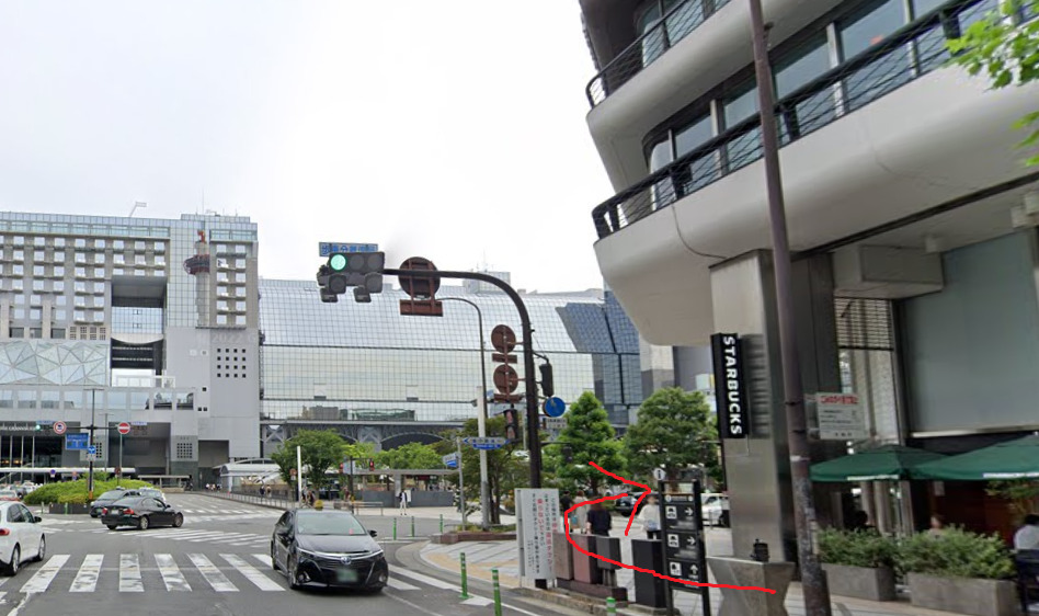 JR京都駅の手前を右折します。