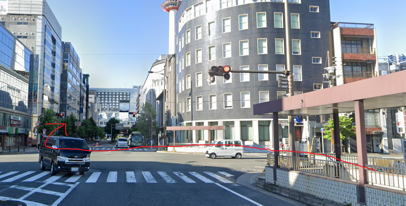 すぐの交差点も直進です。このときに、左側の歩道に移動しておきます。