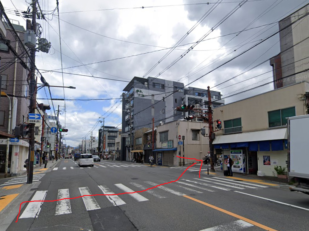 すぐの交差点を、右方向に進みます。