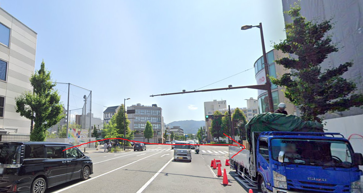 すぐの交差点を右折します。