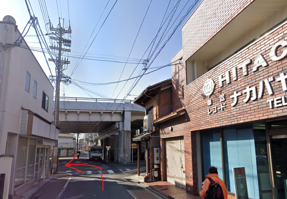 すぐの交差点を左折します。