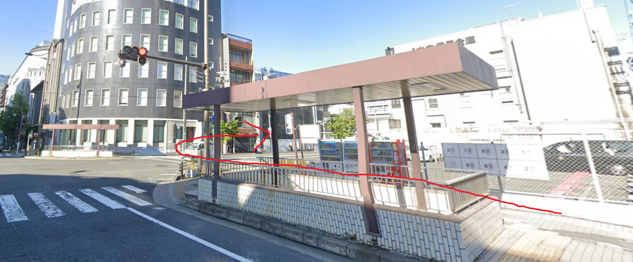 すぐの信号を、右方向に進みます。