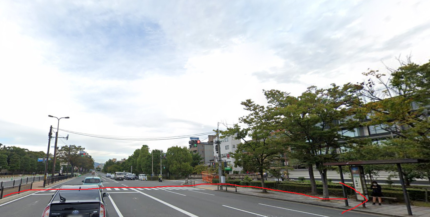 すぐの横断歩道を渡って、右折すると、二条城前バス停に到着します。