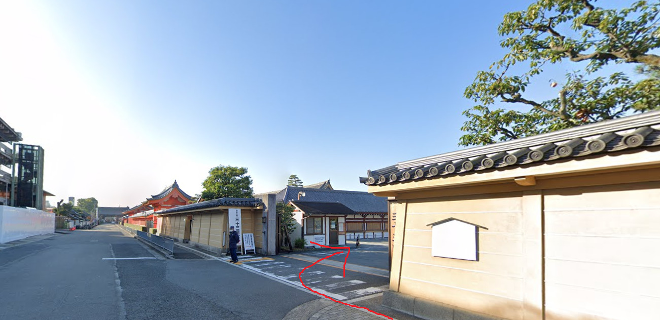 すると、すぐに右側に三十三間堂の入り口が見えてきますよ。