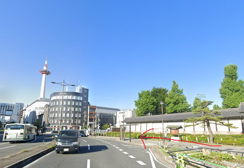 すると、すぐ右側に、烏丸七条バス停が見えてきます。