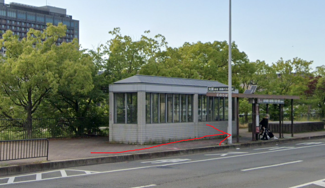 すると、すぐ左側に三条京阪前バス停があります。