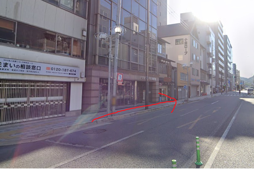 すると、すぐ左側に烏丸七条バス停が見えてきます。