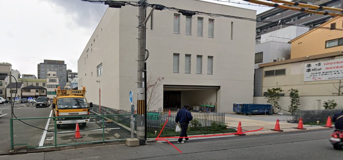 そのまま真っすぐ、約50ｍ行くと、右側に七条西洞院バス停が見えてきます