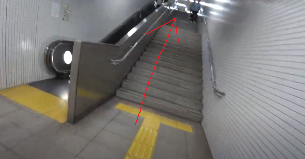 三条京阪駅に着いたら、階段を上り、改札口を目指します。