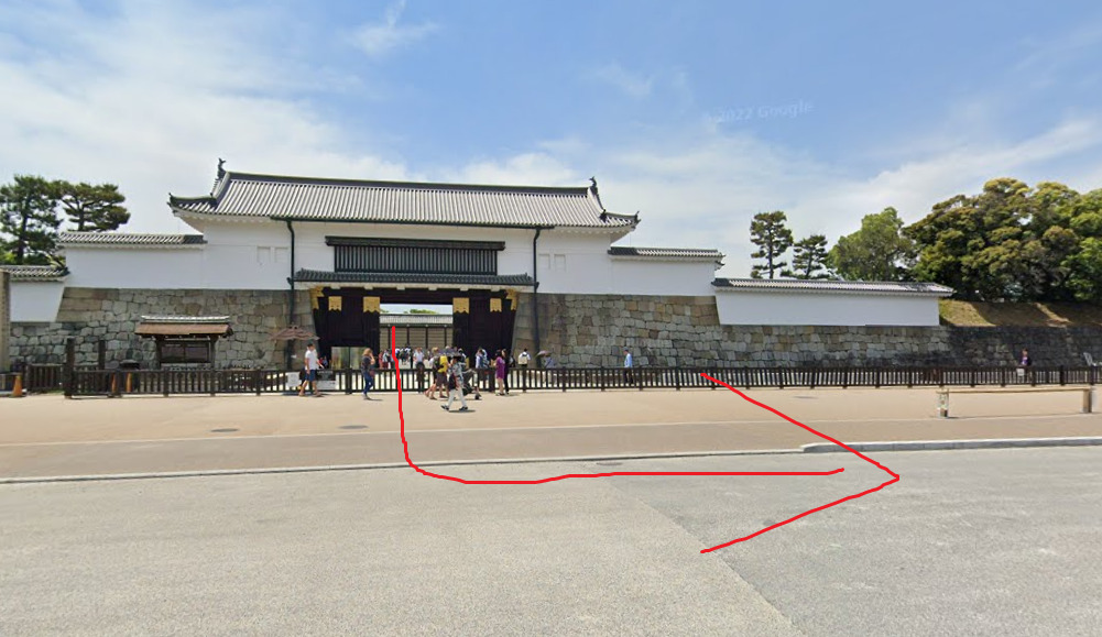二条城の東大手門から出て、左方向に進みます。