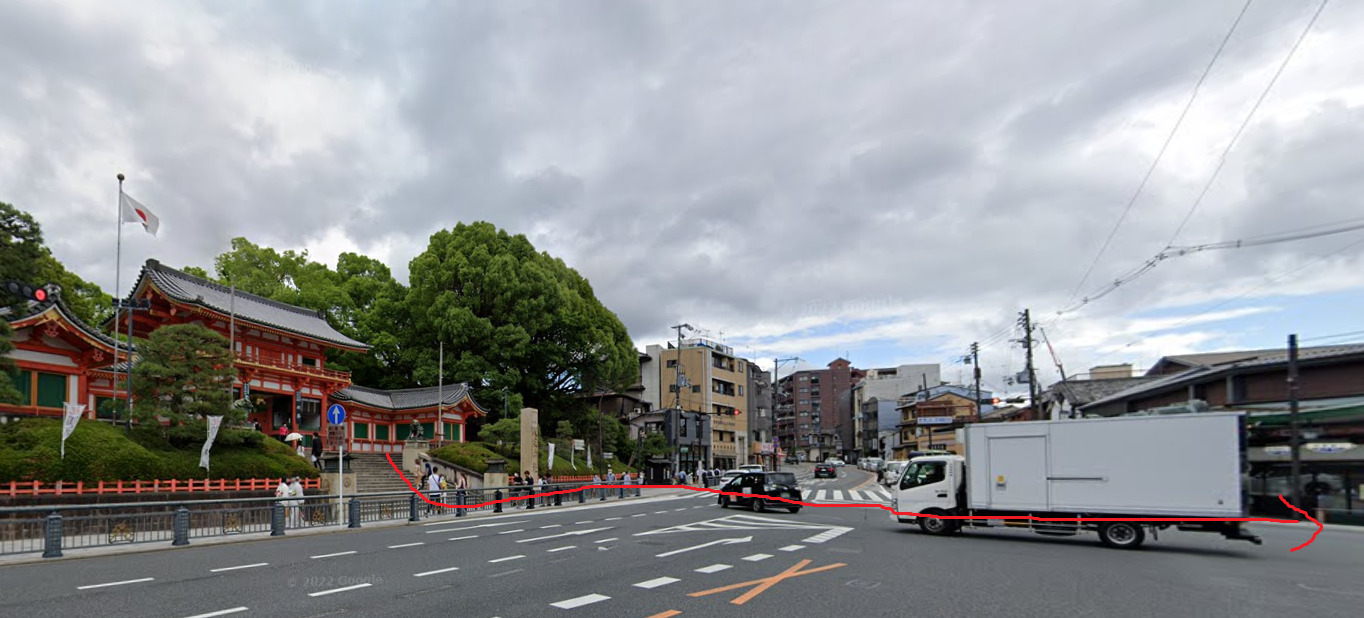八坂神社から出て、前の道を横断して真っすぐ進みます。