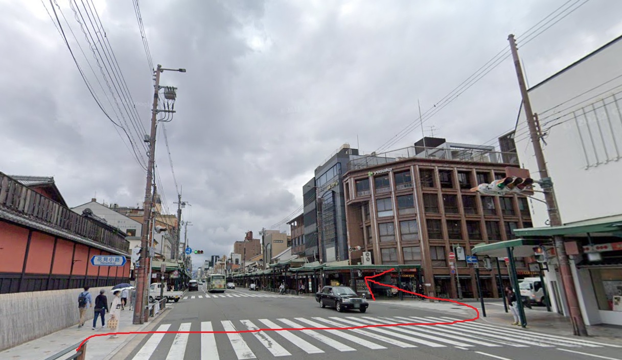 右側の歩道に渡れそうなところで、渡っておきます。