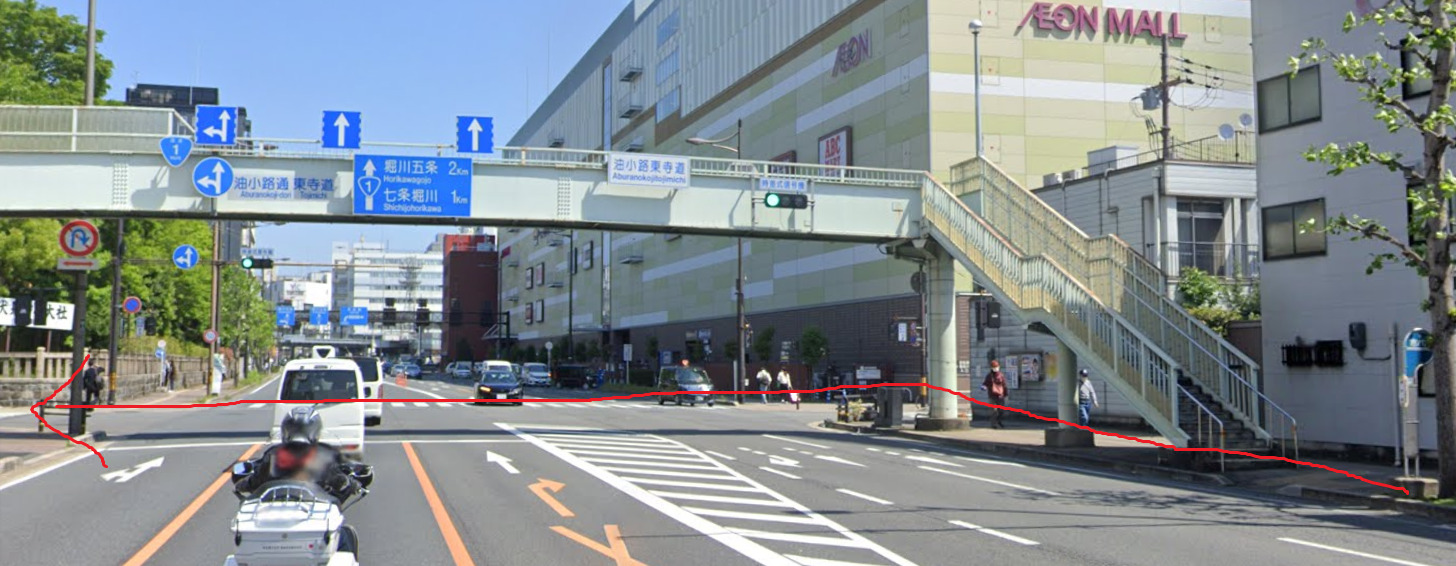 東寺道バス停に着いたら、北方向に進みます。北方向は、バスの進行方向の反対側になります。そして、すぐを左折します。