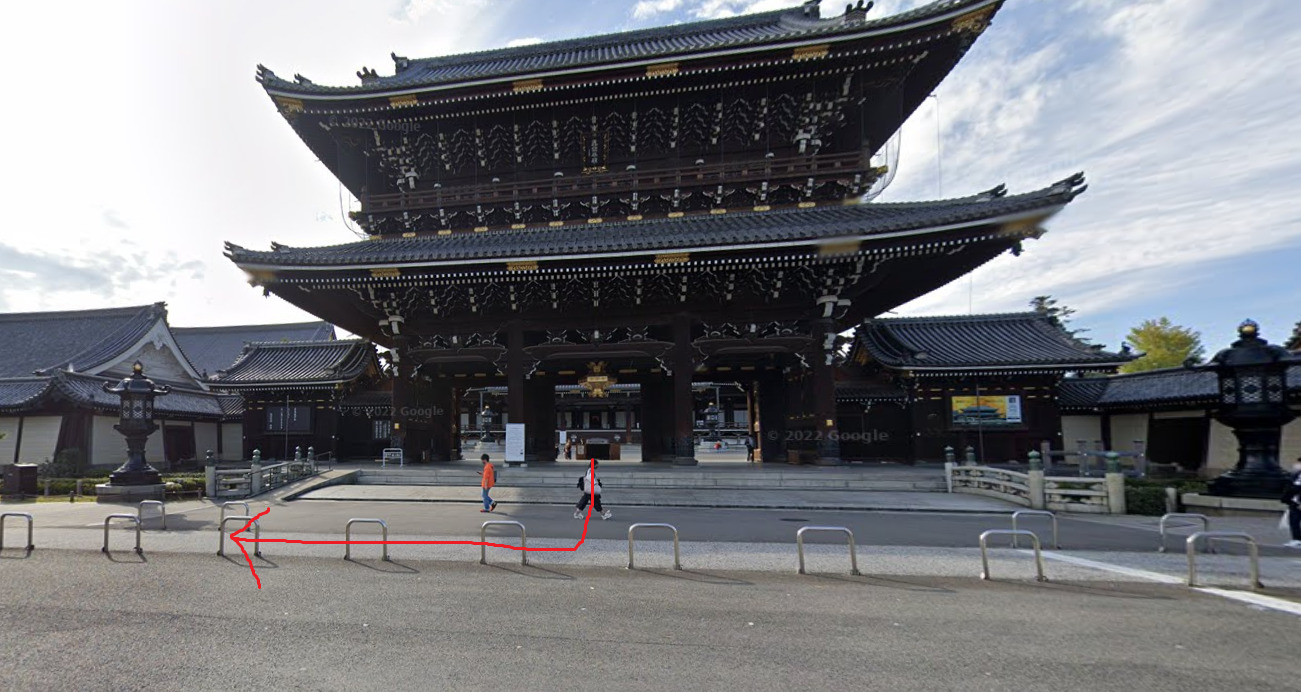 東本願寺から出たら、前の道を右方向に進みます。