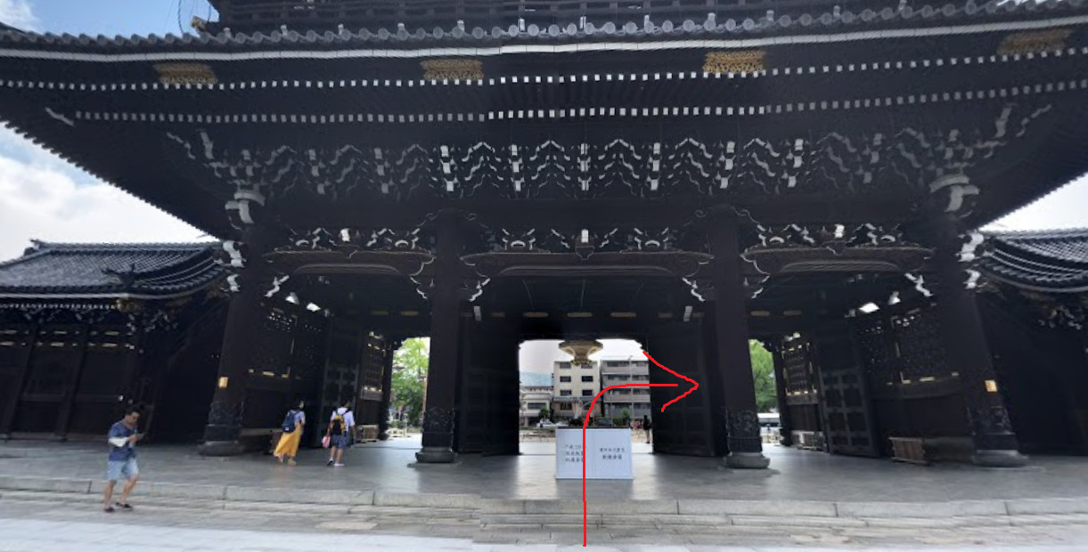 東本願寺の御影堂門から出て、右折します