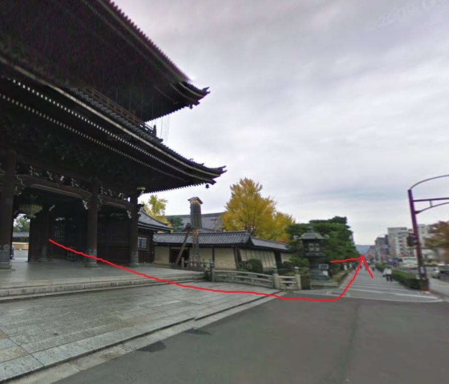 東本願寺の御影堂門から出て、左折します