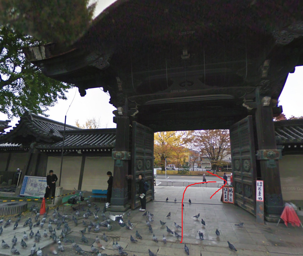 東本願寺の阿弥陀堂門から出て、左方向に進みます。