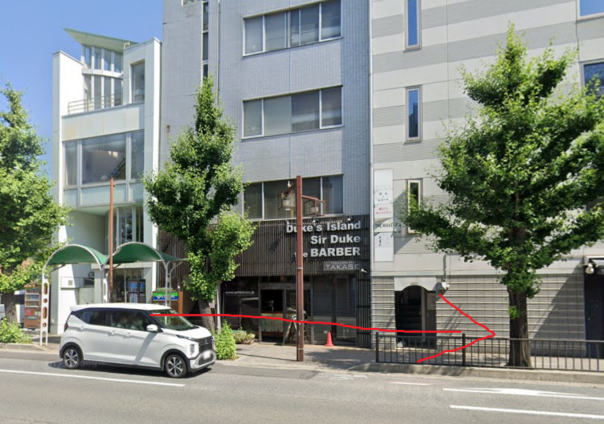 河原町丸太町バス停に着いたら、東方向に進みます。東方向は、バスの進行方向になります。