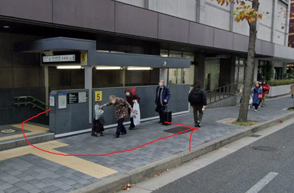 烏丸御池駅の5番出口から出て、南方向に進みます。南方向は、5番出口から出て反対方向になります。