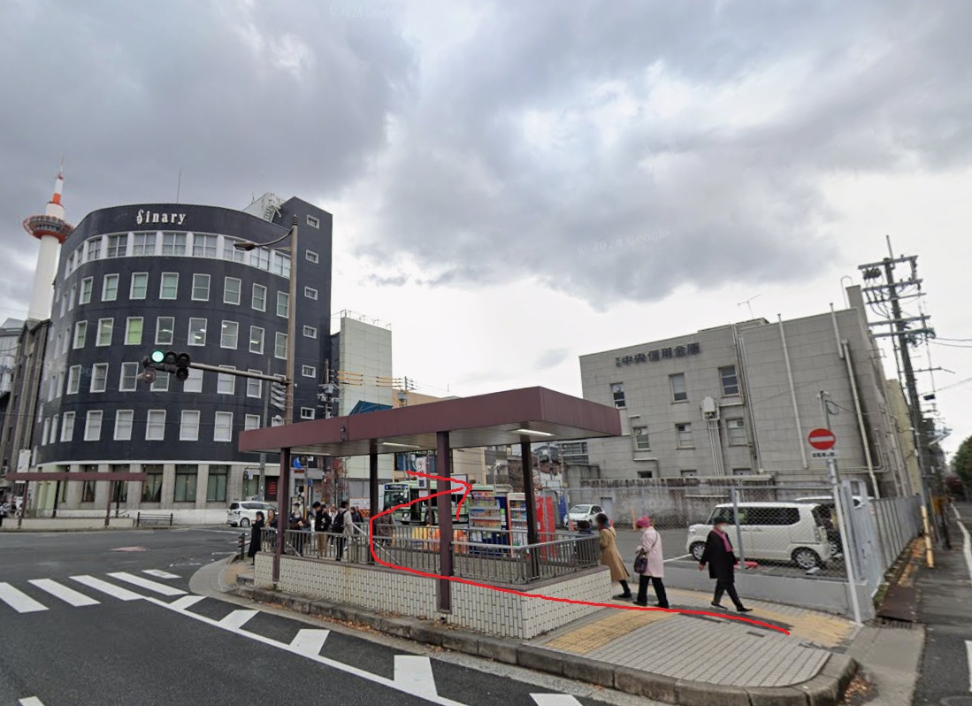 約200ｍ先の交差点を、右折します。