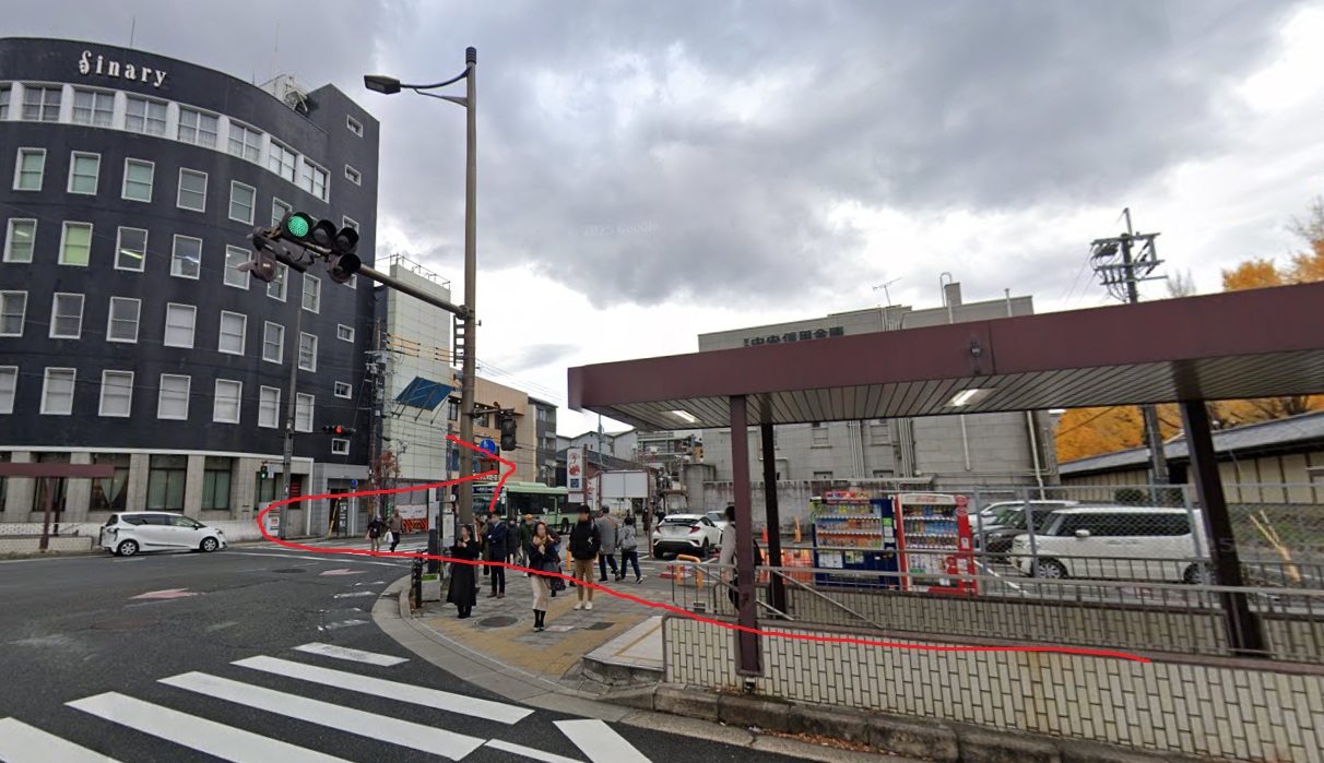 約200ｍ先の交差点を、横断歩道を渡って右折します
