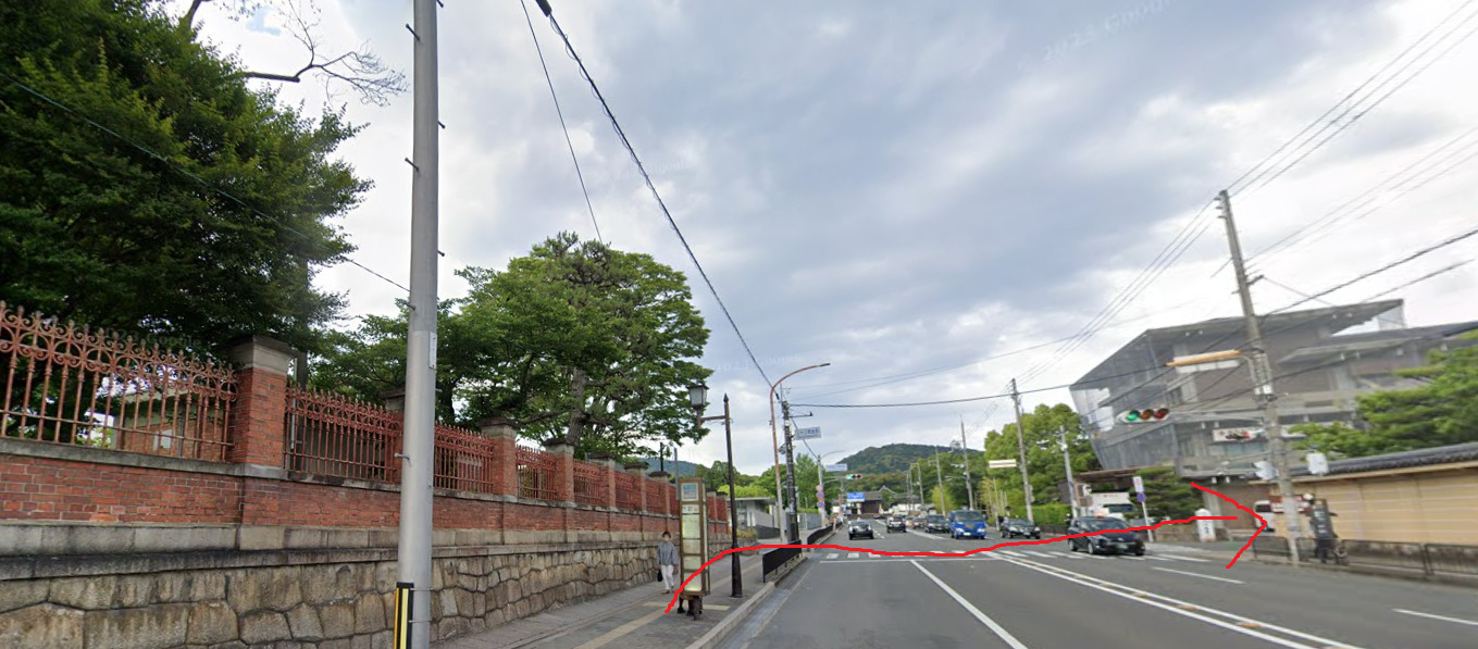 約200ｍ行くと、博物館三十三間堂前バス停が見えてきますので、目の前の信号を右折します。